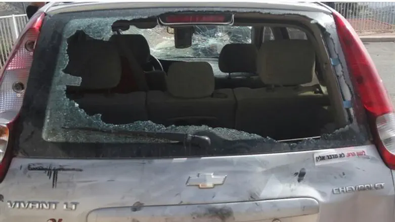 Машина после атаки арабских камнеметелей