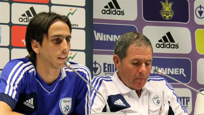 בניון במדי נבחרת ישראל עם אלי גוטמן