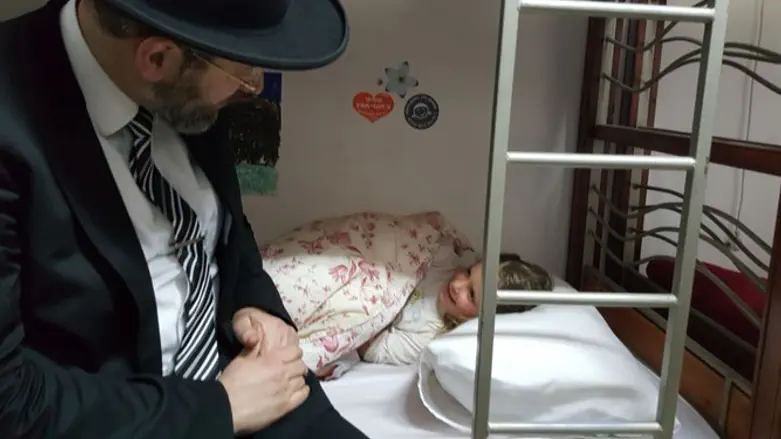 Rabbi David Lau meets a young evacuee from Amona