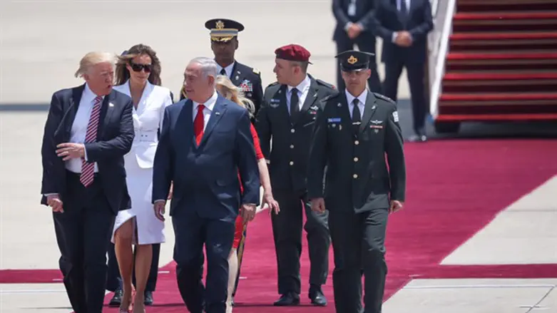 Binyamin Netanyahu walks with Donald Trump along tarmac in BG Airport 
