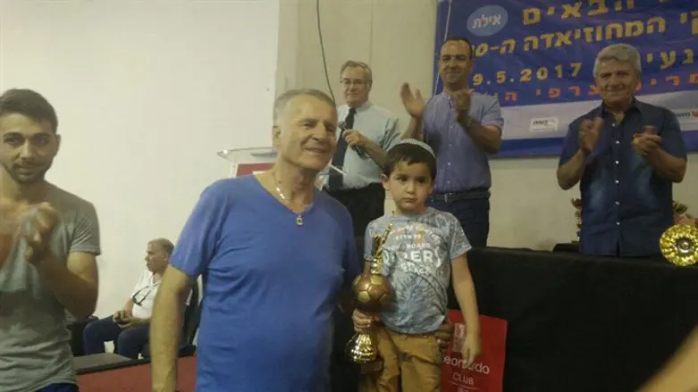 נתן בניטה עם הגביע