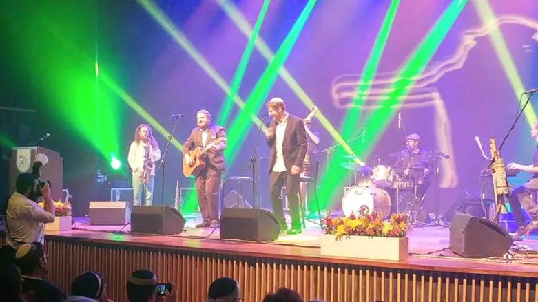 На сцене - Шломо Кац и Ицхак Меир