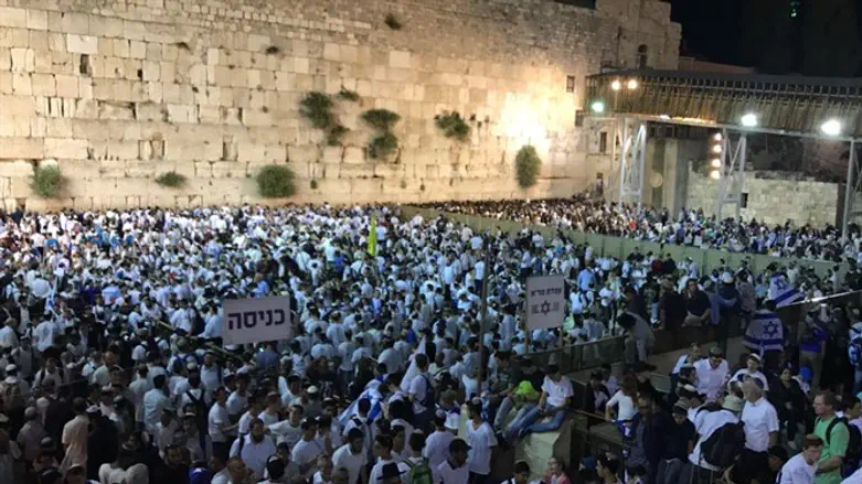 Марш с флагами у Стены Плача