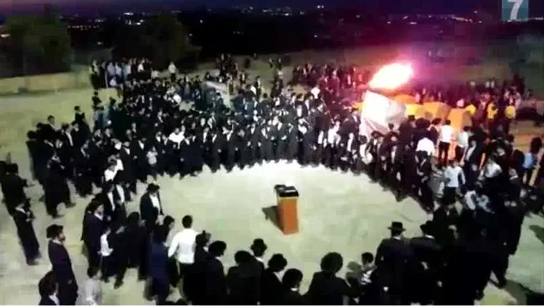 Десятки тысяч евреев у гробницы пророка Шмуэля