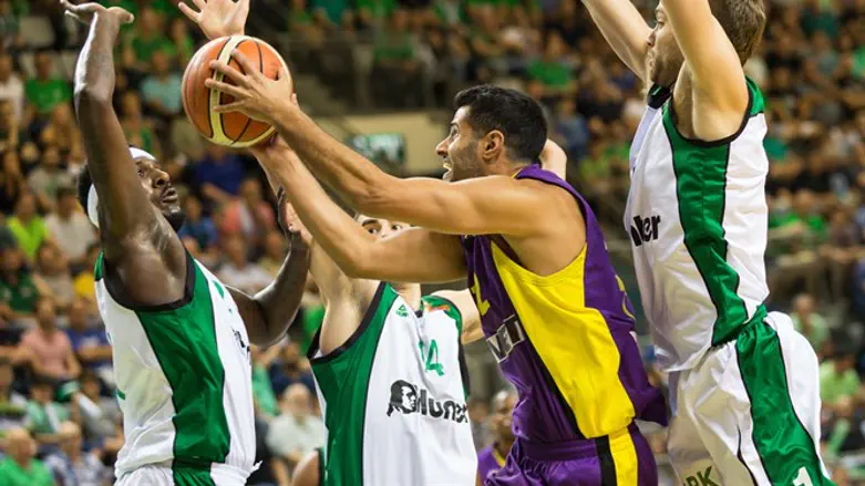 הרוש מול שחקני חיפה. ניסה בכל כוחו אך ללא הצלחה