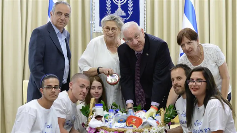 בני הזוג ריבלין, שרגא ברוש והרפתנים הצעירים עם טנא המוצרים