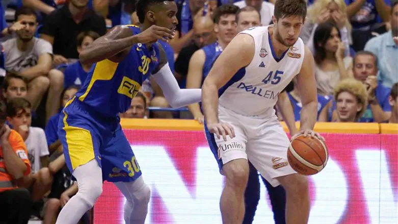 קווינסי מילר המצטיין בת"א, עוצר את קנאסביץ' מהרצליה