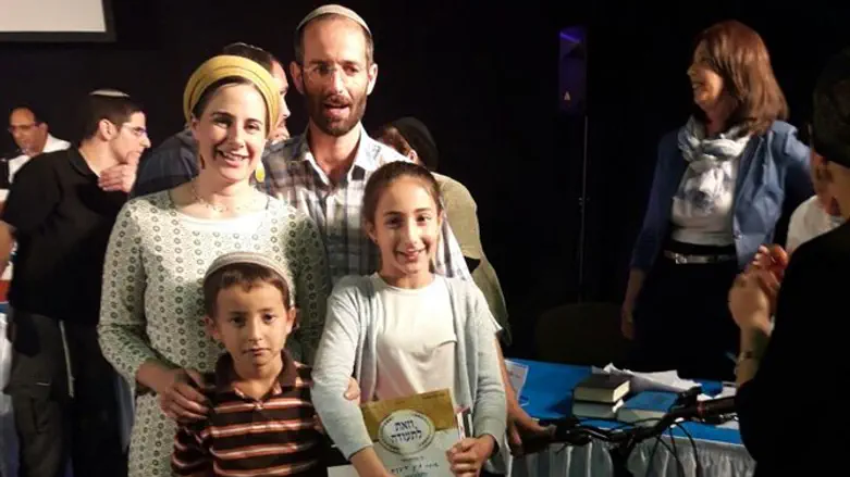 שובה ציון אייזקס ומשפחתה, לאחר הזכייה בחידון