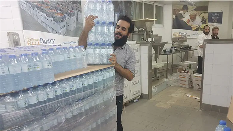 כמו נקדימון בן גוריון. חלוקת שתייה ועוגות בחג השבועות