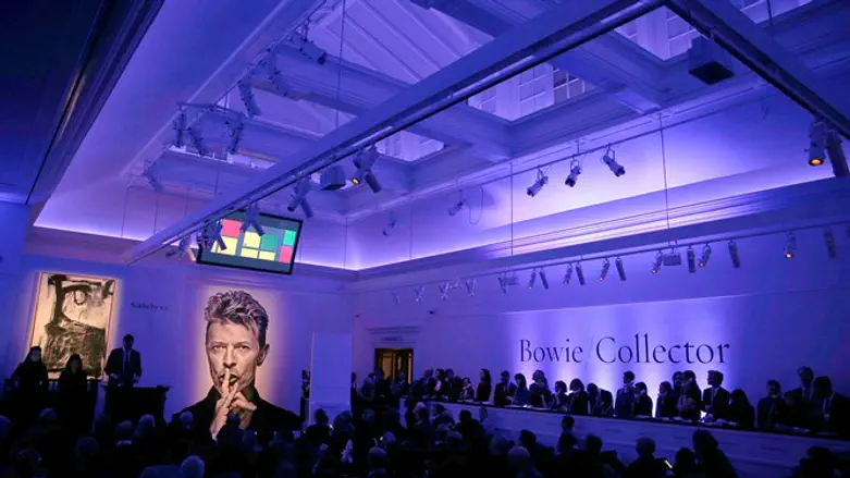 מכירה פומבית בבית המכירות הפומביות סותבי'ס בלונדון. ארכיון