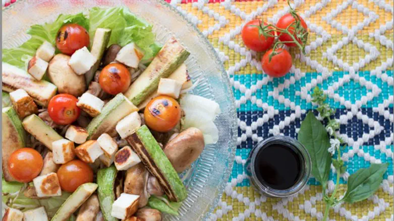 סלט קישואים ופטריות חם