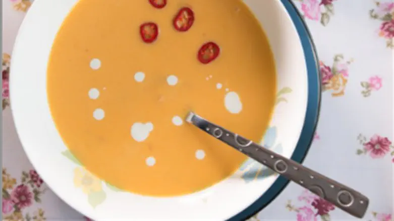 מרק בטטה צ'ילי מוקרם