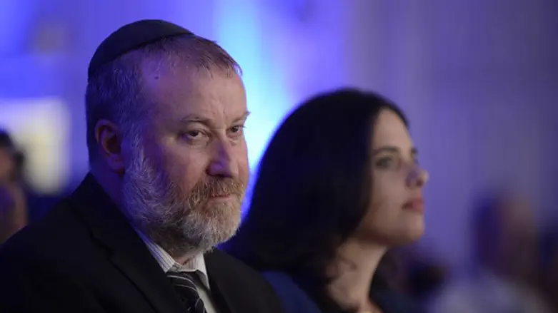 מפעיל עליה ועל ראש הממשלה לחץ כבד. מנדלבליט ושקד