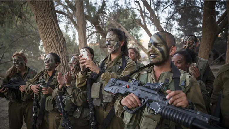 חיילים וחיילות 'קרקל' בעת אימון