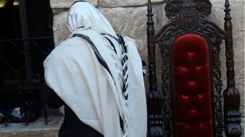 כסא של אליהו מחוץ לקבר דוד