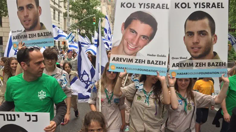 Фото Адара Година и Орона Шауля на параде в Нью-Йорке