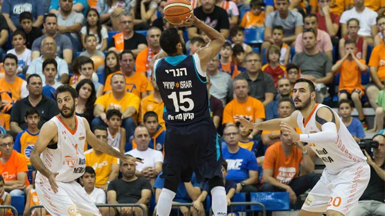 הנרי. להט הערב מול האלופה