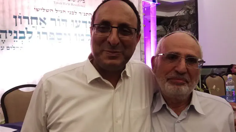 עזרא כהן עם נריה פנחס - מחבר השאלות בחידון התנ"ך העולמי