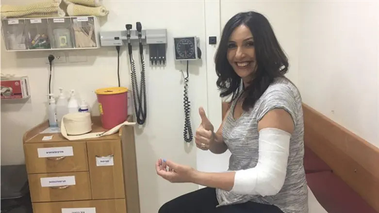 רגב עם היד המגובסת