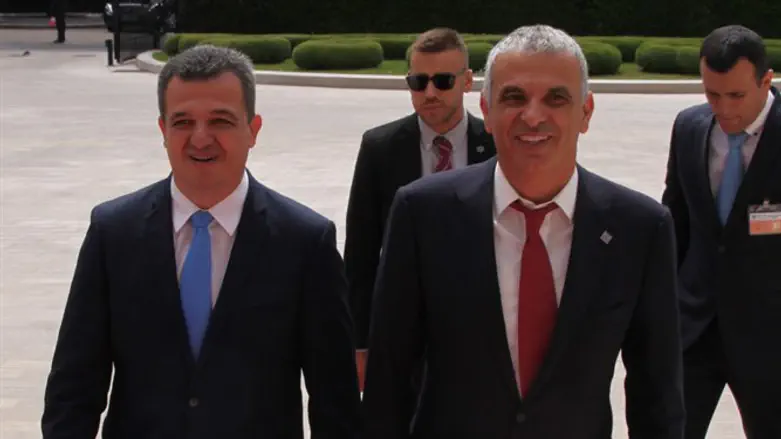 השר כחלון וכרמל שאמה הכהן - שגריר ישראל בOECD