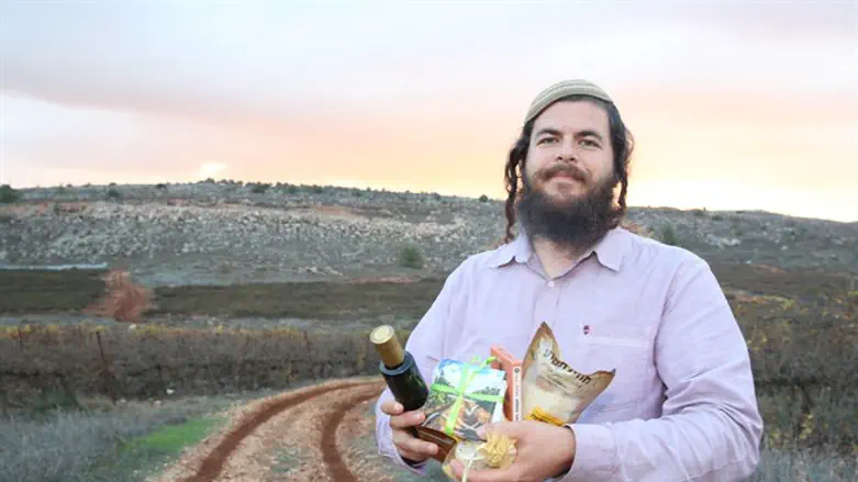 בהופעותיו ברחבי העולם הוא לא מתחיל מהסכנות הביטחוניות אלא מהזכויות התנ"כיות. נתי רום