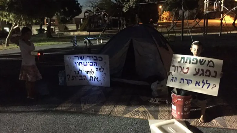 מול בית השר בנוקדים