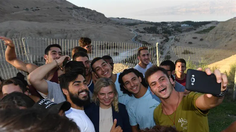 שרה נתניהו עם תלמידי המכינה