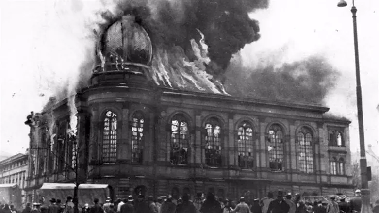 Frankfurt Synagogue burned on Kristallnacht