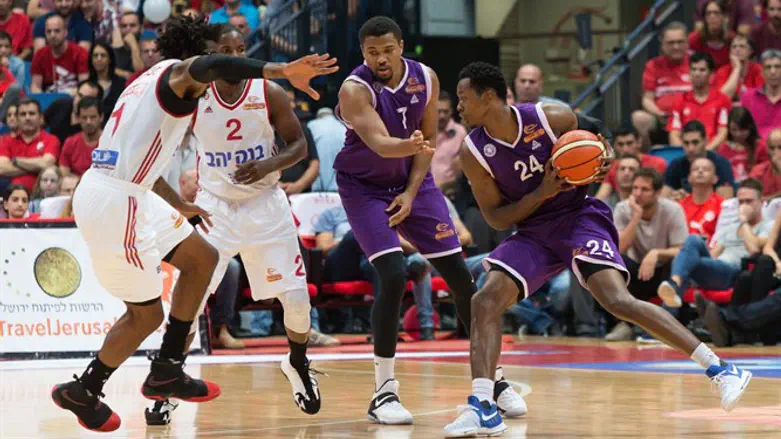 סקוטי הופסון מול אמארה סטודמאייר, בארנה הערב