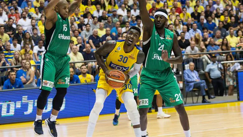 מילר מול שחקני חיפה הערב. לא יכל להם