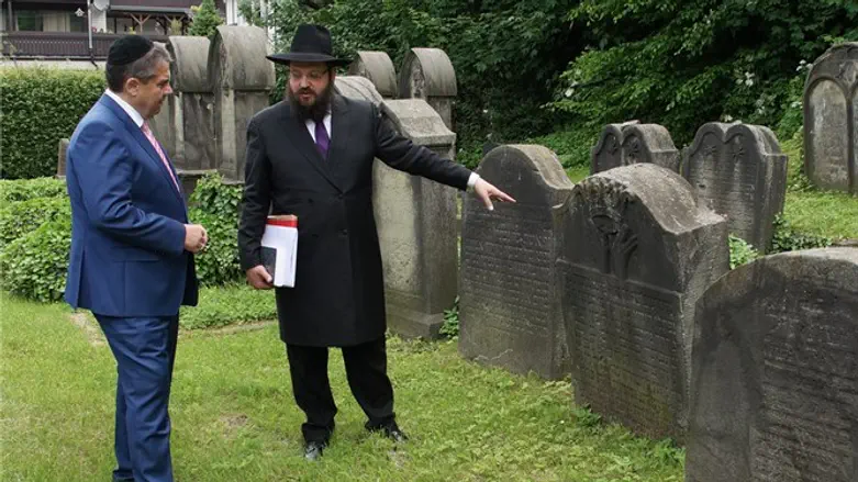 הרב טייכטל וגבריאל