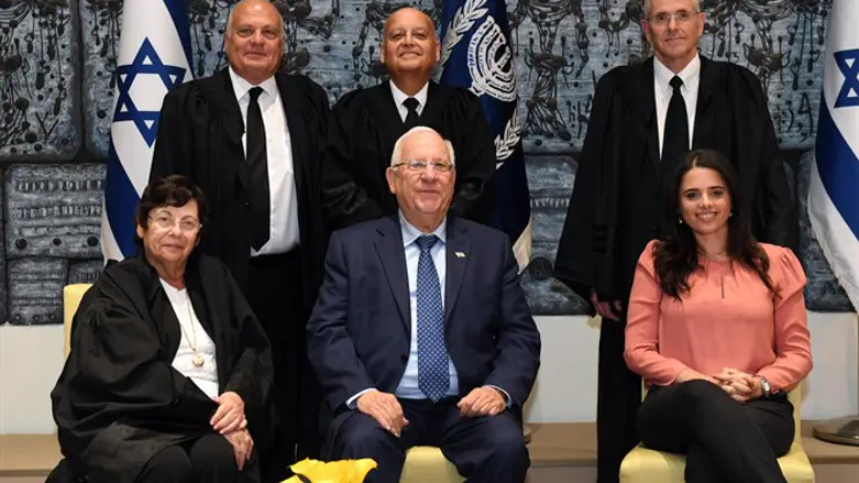 נשיא המדינה, שרת המשפטים והשופטים בתמונה המסורתית