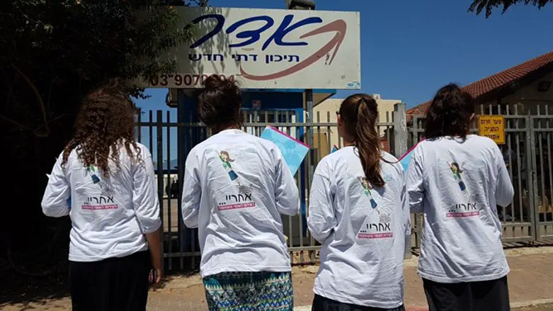 הפעילות בחלוקת חומרי הסברה