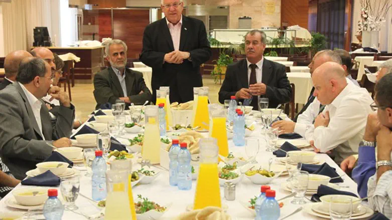 Reuven Rivlin attends an Iftar meal together with Muslim Arab parliament members (archive)