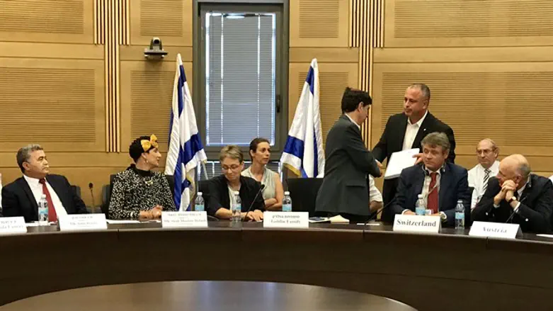 ח"כ בר מוסר את החתימות לאביו של הדר גולדין