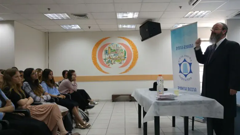 הרב מיכה הלוי משוחח עם התלמידות
