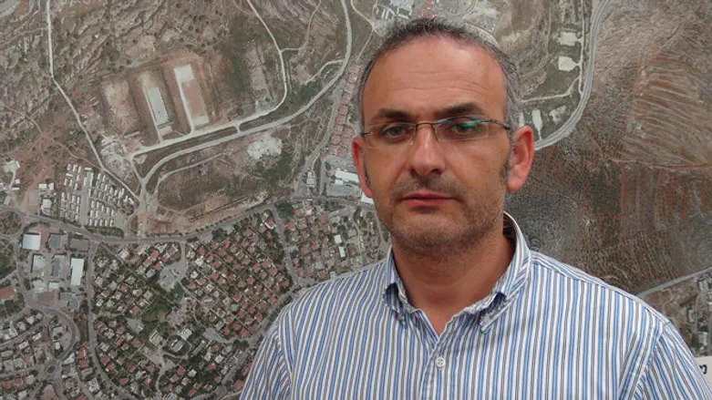 יוצא למאבק. שי אלון