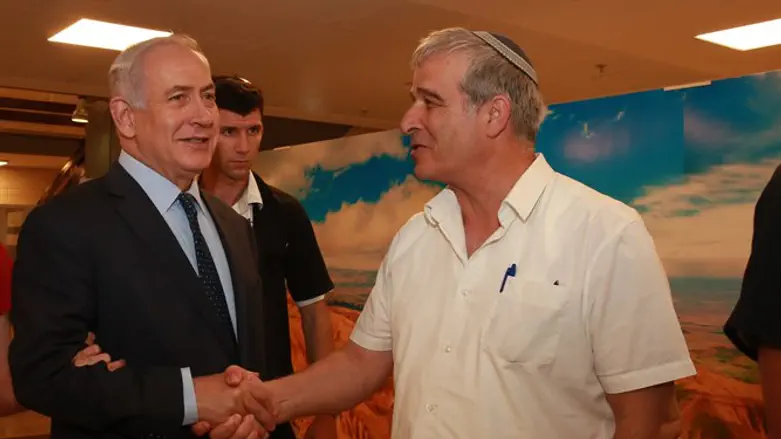 מחבק ומקפיא. נתניהו ואבי רואה