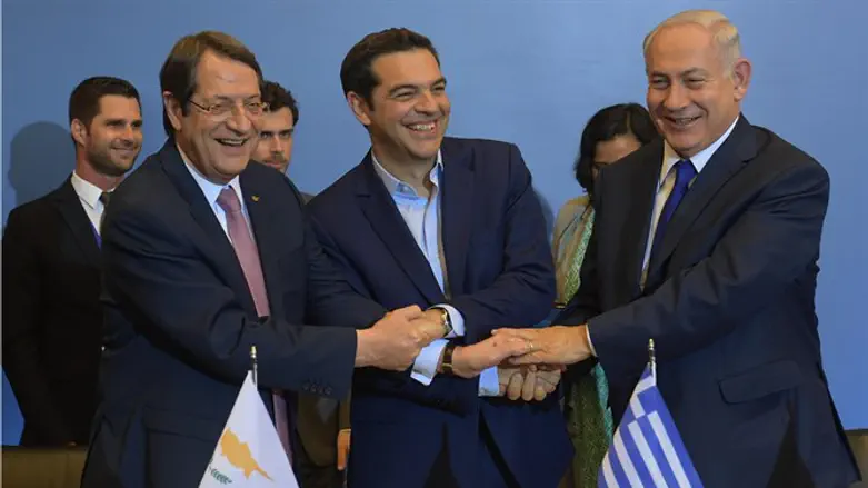 נתניהו בחתימת הסכמים עם ראש ממשלת יוון ונשיא קפריסין