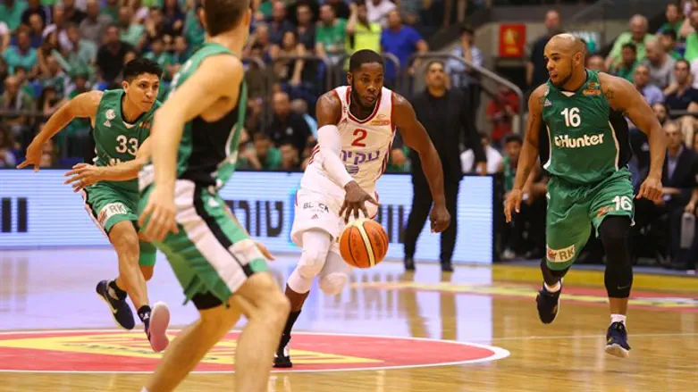 דייסון מול שחקני חיפה