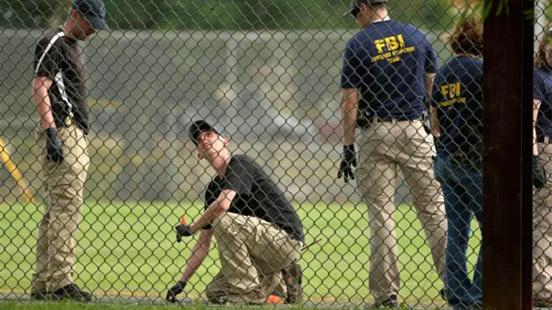 חוקרי FBI בזירת הירי