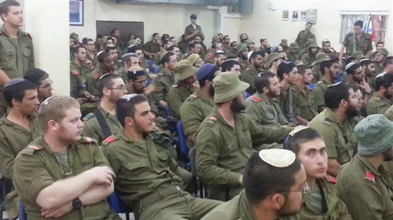 תיושם בשטח עשר שנים אחרי שנכנסה לתוקף. חיילים לומדים במהלך השירות