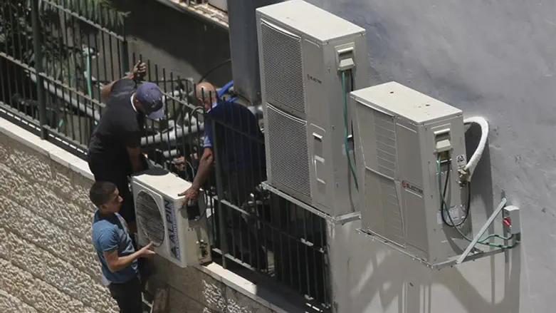 air conditioning installation (illustration)