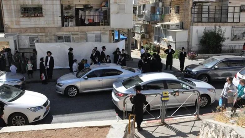 חסידי 'נטורי קרתא' ליד בית ליצמן