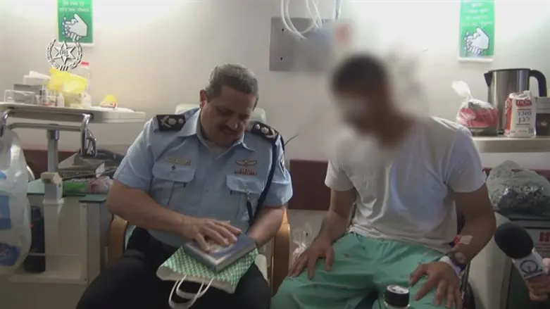 מפכ"ל המשטרה עם הלוחם שנפצע