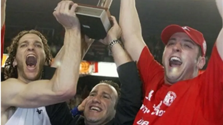 איחוד היסטורי ומרגש, כוכבי ירושלים עם גביע היול"ב