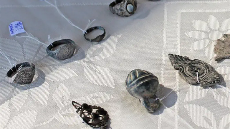 Women's jewelry found in kitchen of Crusader fortress