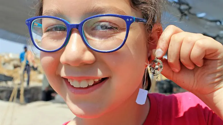 עגיל שנמצא בחפירה