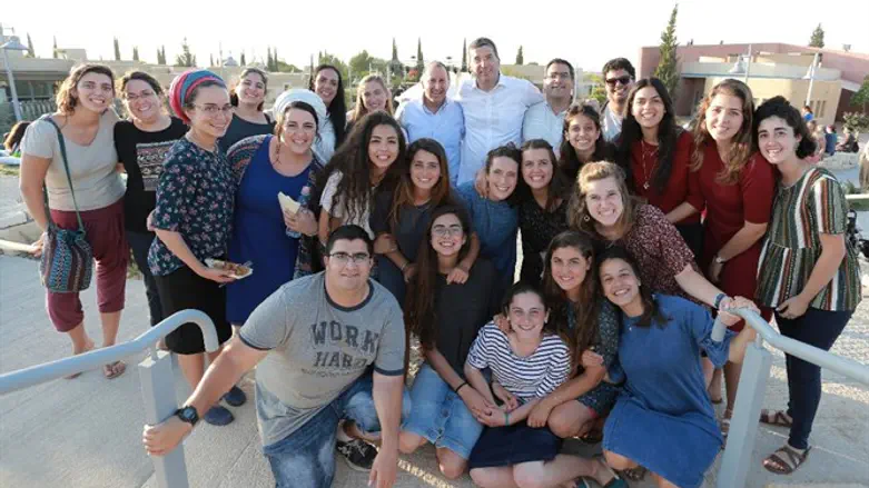 ''חוד החנית של בני דורם''