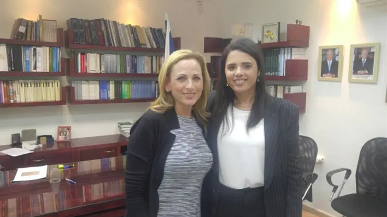 שקד עם השחקנית מרלי מטלין